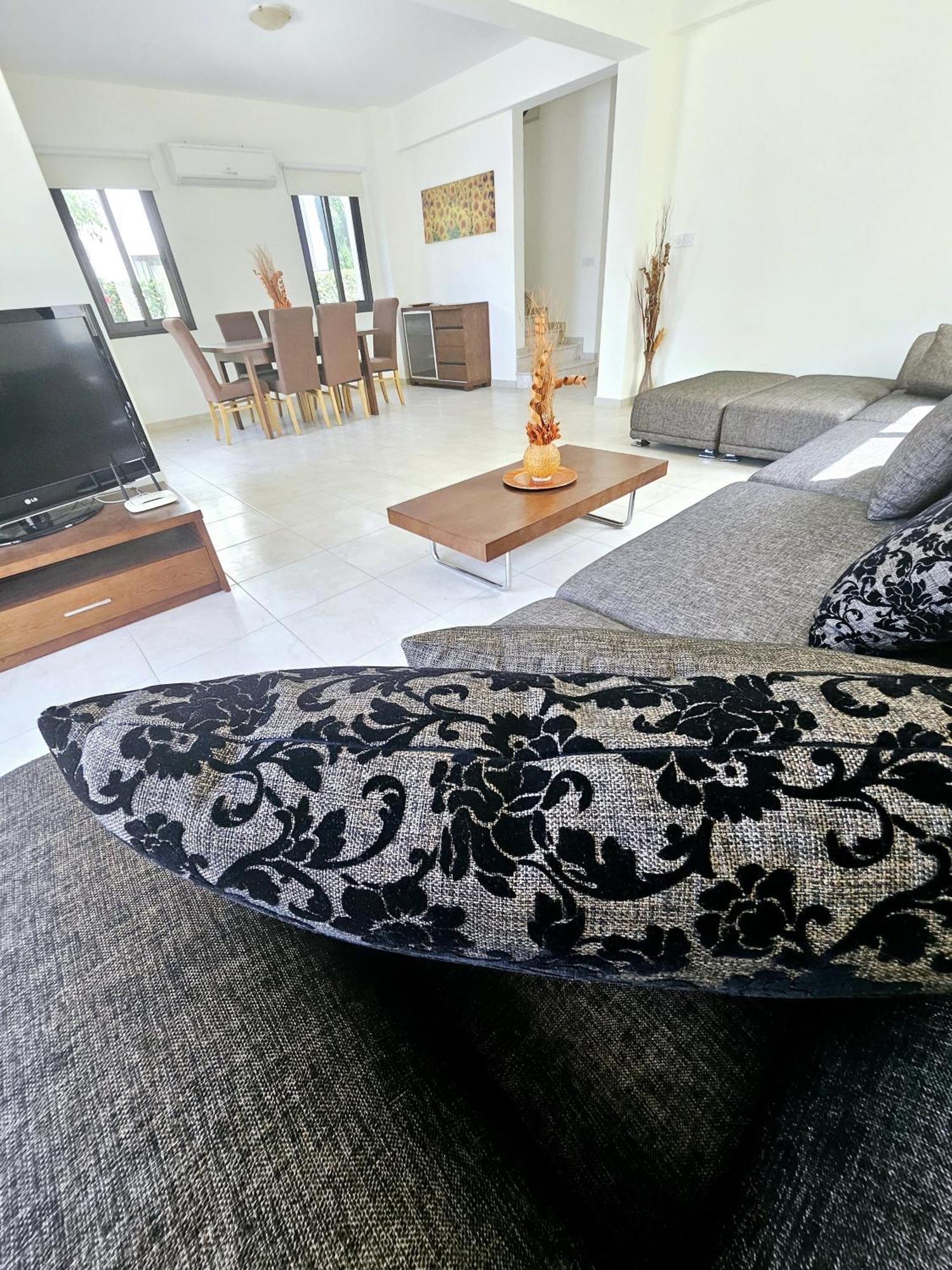 Modern 3 Bedroom Villa, Pool And Close To Golf Course Willa